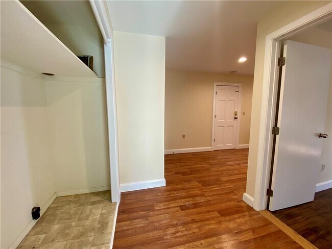 Building Photo - 16 Clearview Ave