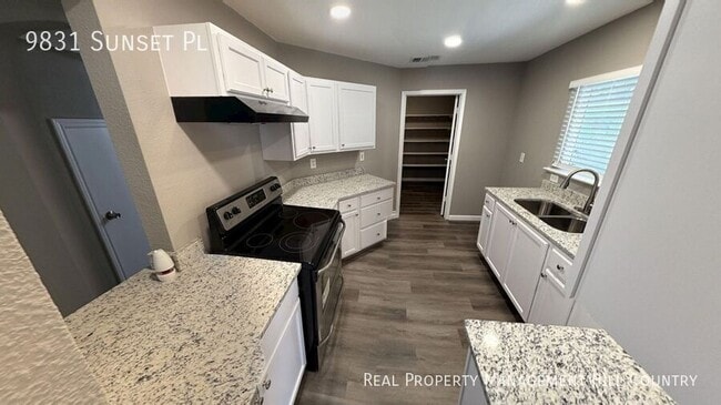 Building Photo - 9831 Sunset Pl