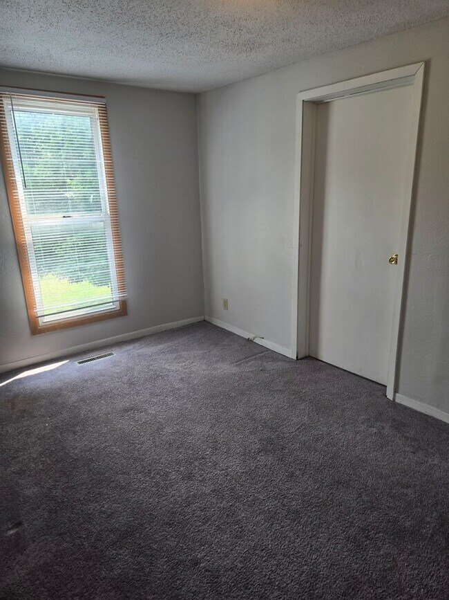 Building Photo - Characteristic 3-Bedroom Home with Dual Ga...
