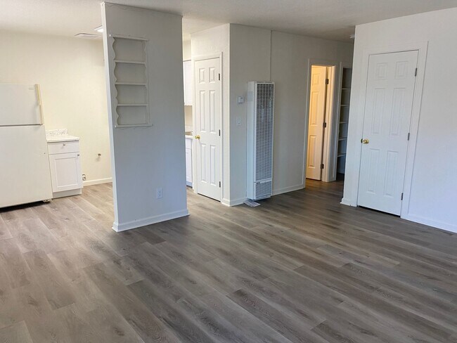 Building Photo - NSUR1259 2205 Cedar1-4