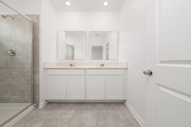 Building Photo - 3330 Laurent Lp