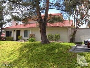 Building Photo - 977 Quarterhorse Ln