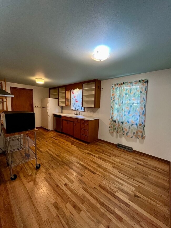 Building Photo - 3 Bedroom ranch w/ garden in the Heart of Longmont!