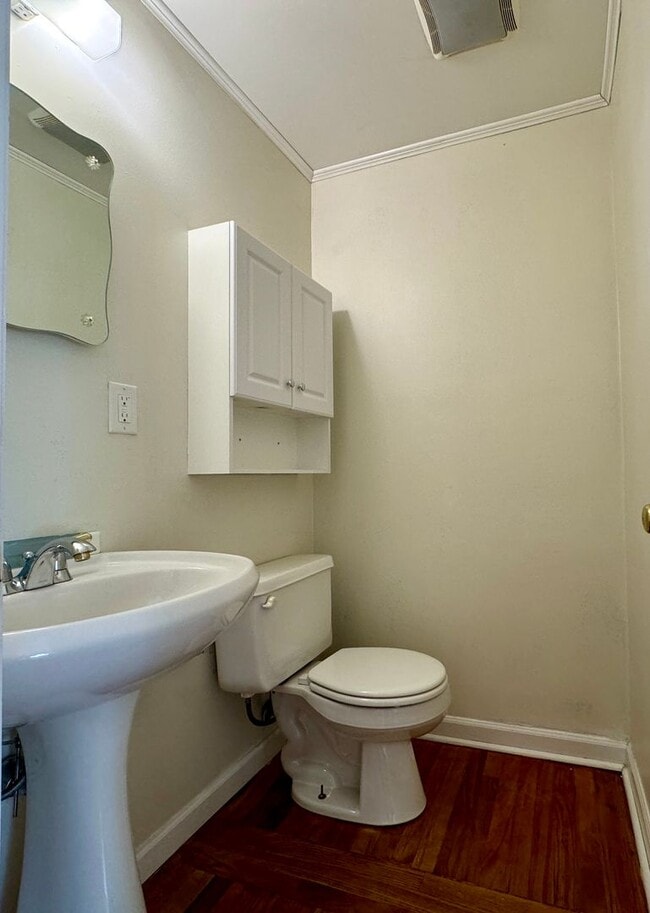 Building Photo - Beautiful 2 bedroom, 1.5 bathrooms plus an office!! Available NOW!