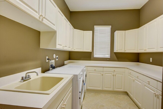 Building Photo - 6669 Cobia Cir