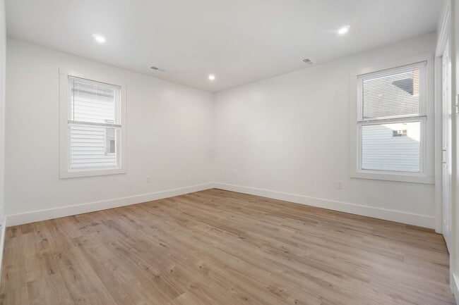 Building Photo - Beautifully renovated 4 bed, 2.5 bath, loc...
