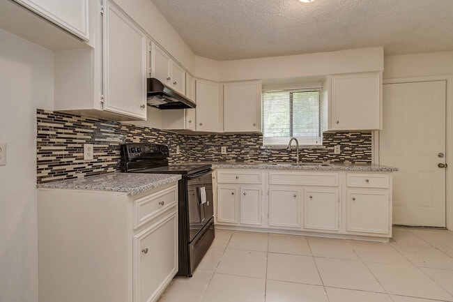 Building Photo - $1,450  3 Bedr/ 1 bath Beautiful Home in D...