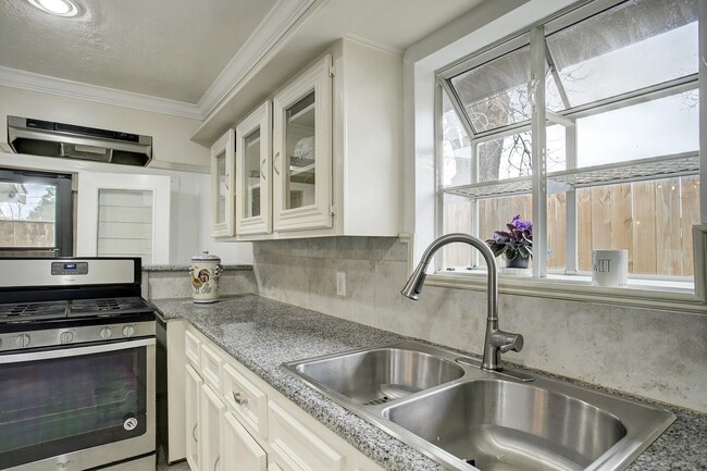 Building Photo - 5303 Tallow Ln