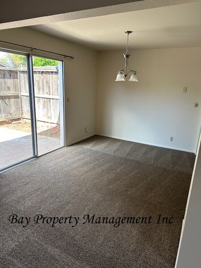 Building Photo - Rent Reduced! Charming 3-Bedroom Townhouse...