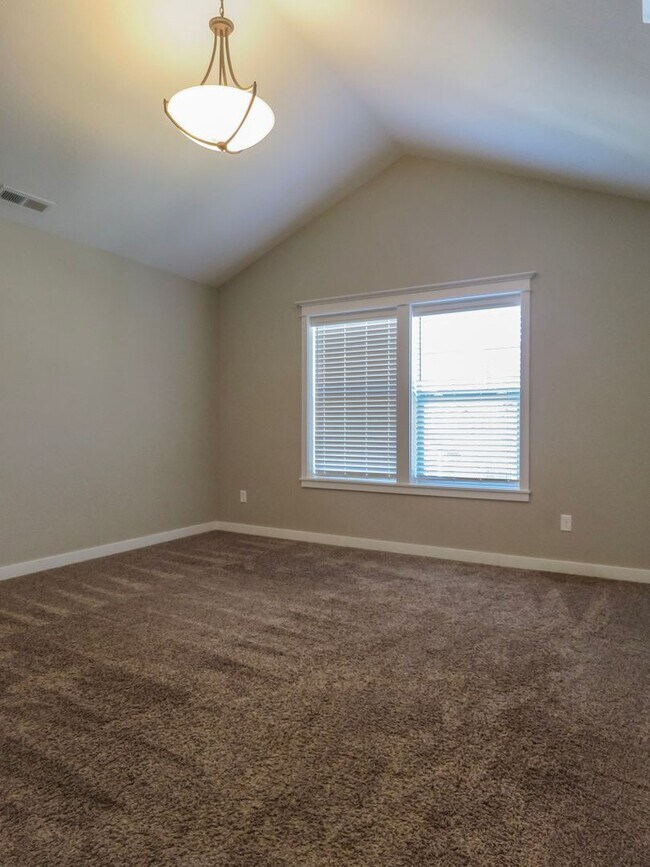 Building Photo - 5 Bedroom 3 Bathroom home available in New...