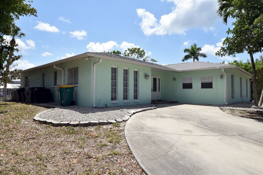 Building Photo - 3461 Lakeview Dr