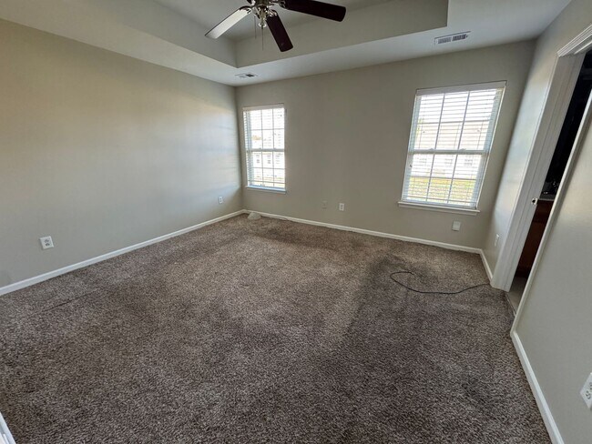 Building Photo - MOVE-IN READY! **Move-in Special** $250 of...