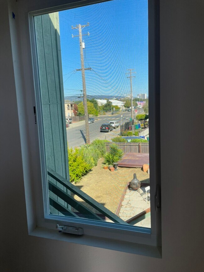 Building Photo - 1534 Center St