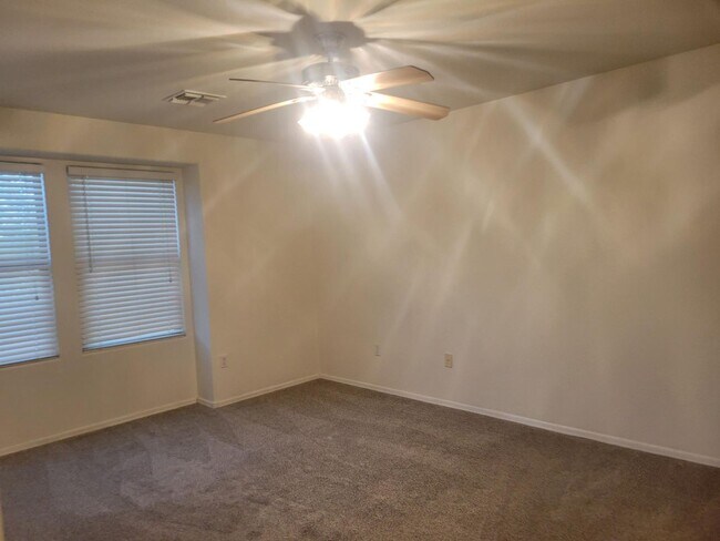 Building Photo - Beautiful 4 bed home with Den and Loft