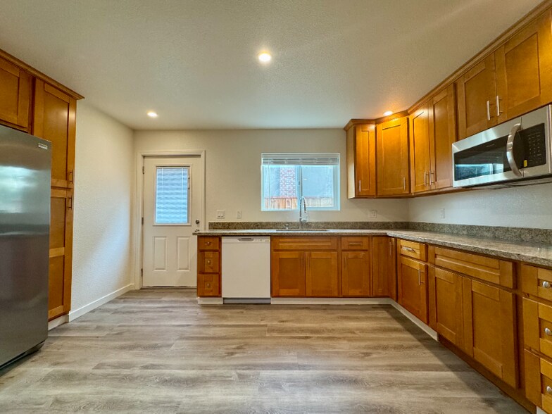 Building Photo - 148 Lancaster Way