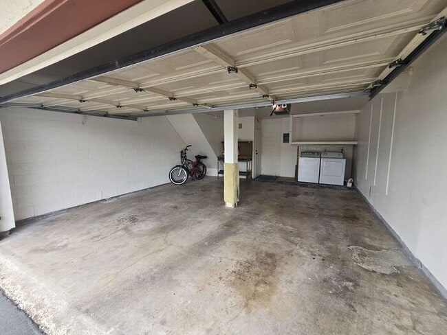 Building Photo - Spacious 2BD/2.5BA Town Home near Universi...