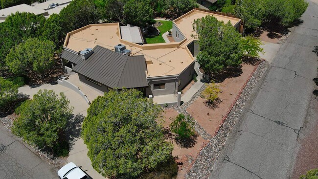 Building Photo - Beauty on Bowstring Drive