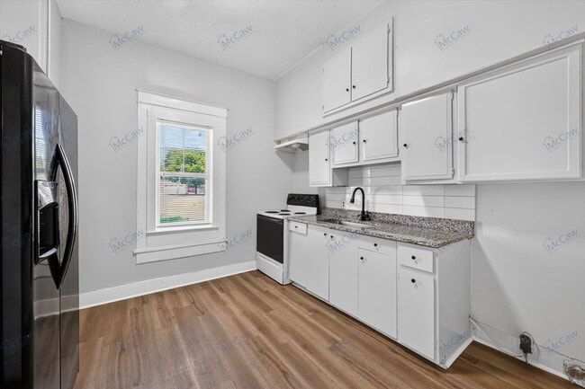 Building Photo - 419 N Grand Ave