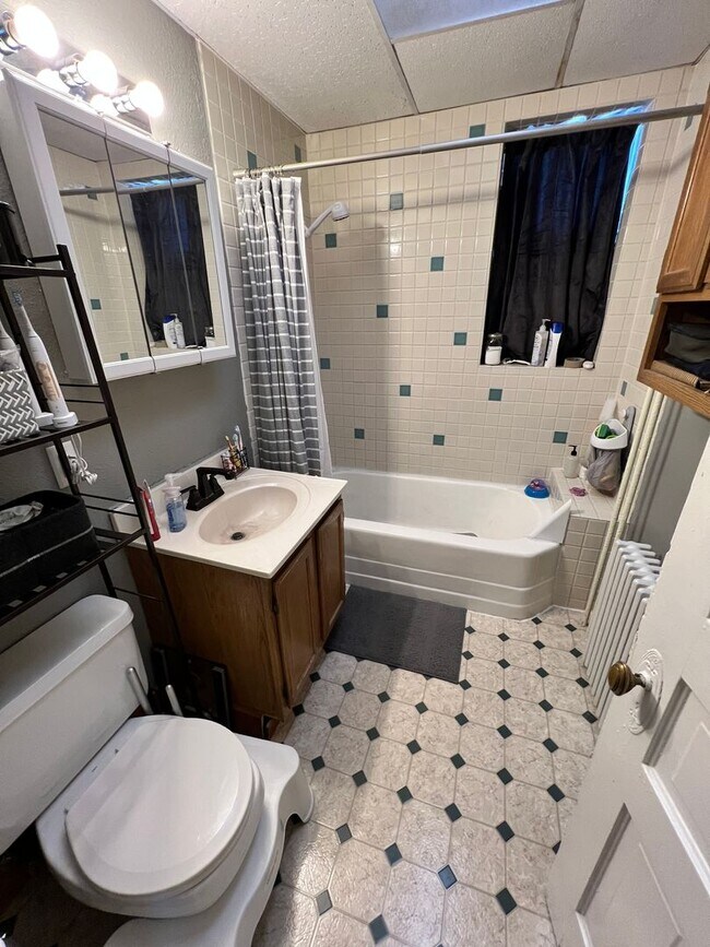 Building Photo - 922 E 5th St