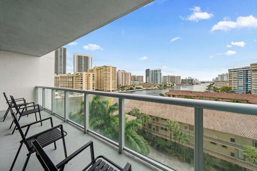 Building Photo - 2602 E Hallandale Beach Blvd