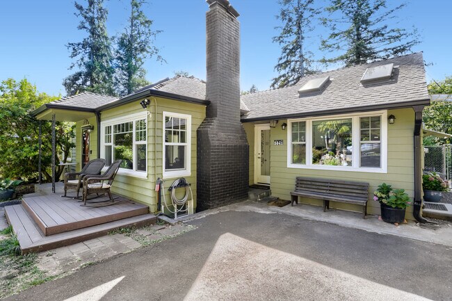 Building Photo - 3041 SW Flower Ter