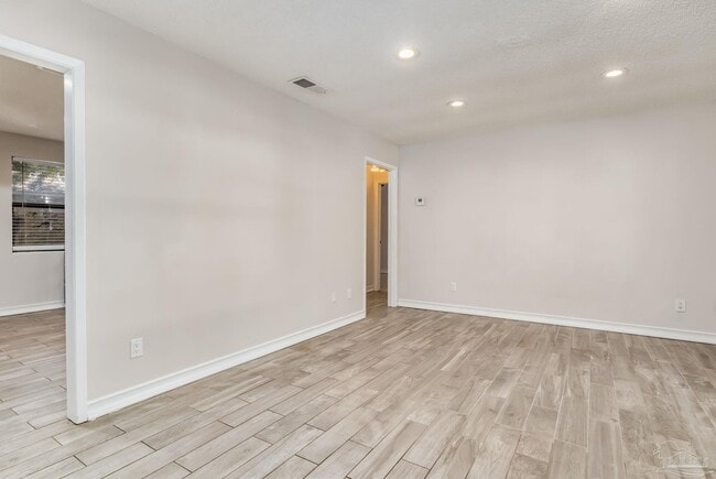 Building Photo - 207 McClure Dr