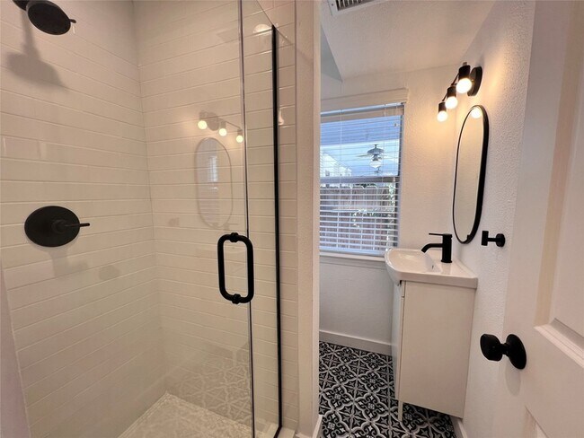 Building Photo - 415 Fairview St