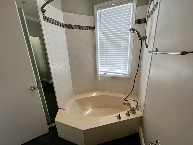 Building Photo - 4040 Avondale Ave