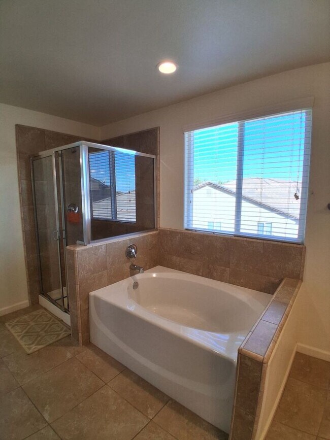 Building Photo - Beautiful 4 Bed / 3 Bath Home in Desirable Clovis Neighborhood