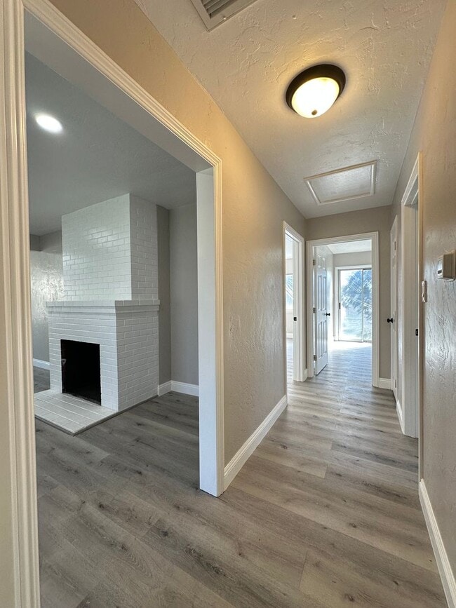 Building Photo - Remodeled Gem in Desirable Neighborhood
