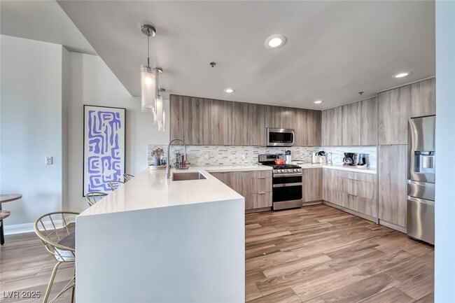 Building Photo - 150 S Las Vegas Blvd