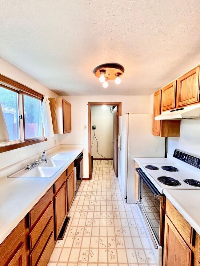 Building Photo - 3 Bed 2 Bath Close to Hughes Staduim