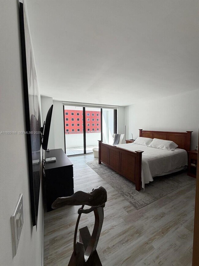 Building Photo - 1581 Brickell Ave