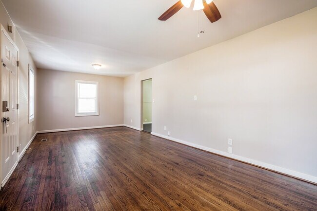 Building Photo - 1340 5th Pl NW