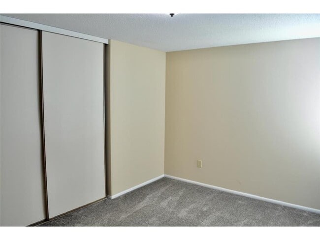 Building Photo - 335 Elan Ct