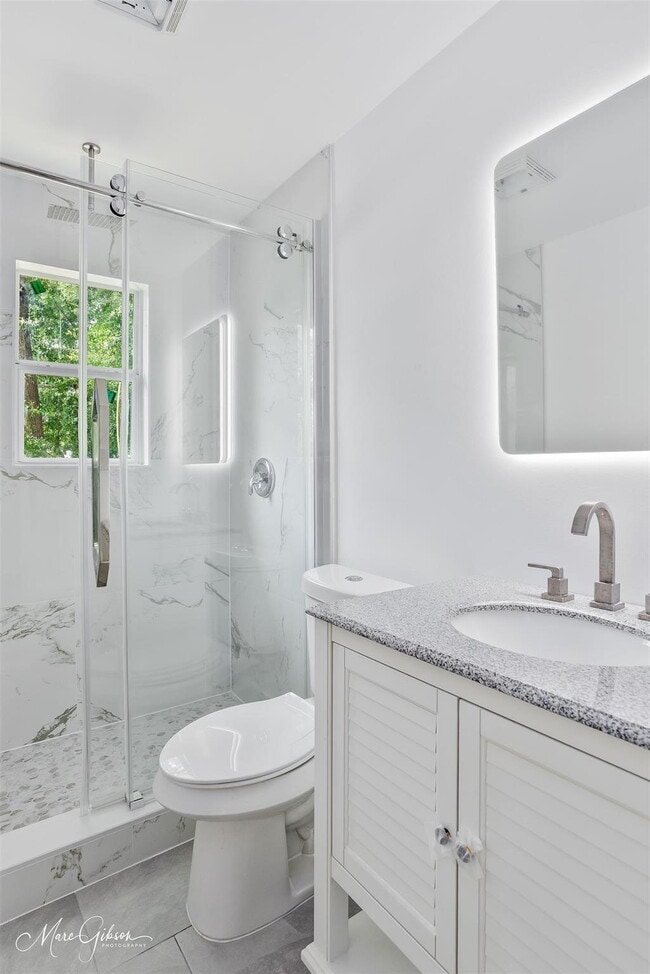 Building Photo - "Spacious 4-Bedroom Gem with a flex room a...