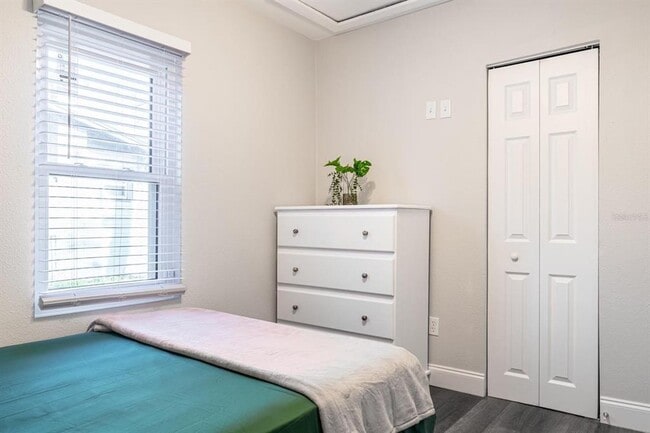 Building Photo - 4327 17th Ave S