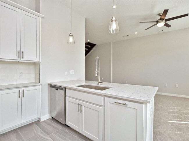 Building Photo - 12001 Vista Parke Dr