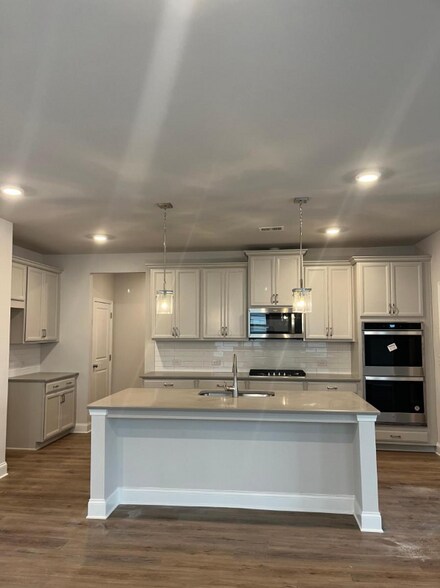 Building Photo - 608 Cunninghame Ct