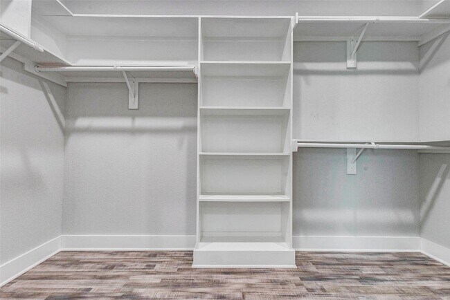 Building Photo - 4677 Bellfort Ave