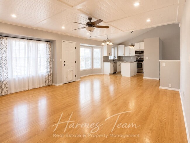 Building Photo - 5960 Grapevine Dr