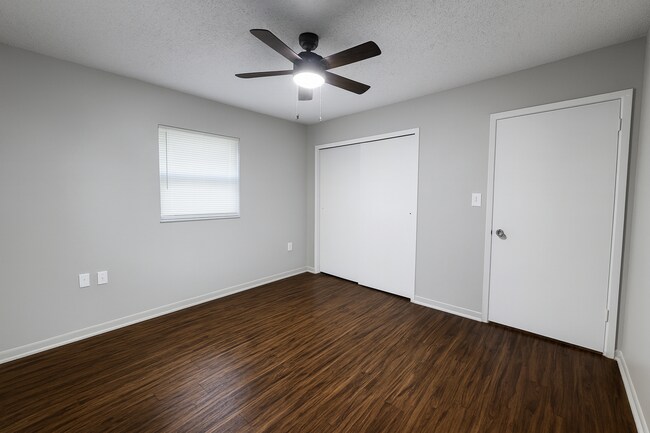 Building Photo - Renovated 2/1 in the Heart of Tampa on a DOUBLE lot!