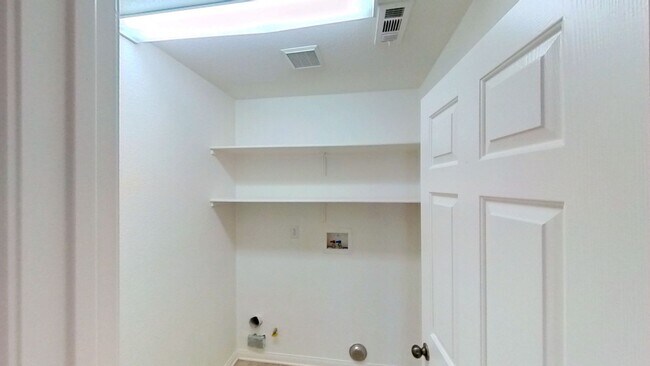 Building Photo - Spacious 4 Bedroom 3 Full Bathroom Home in...