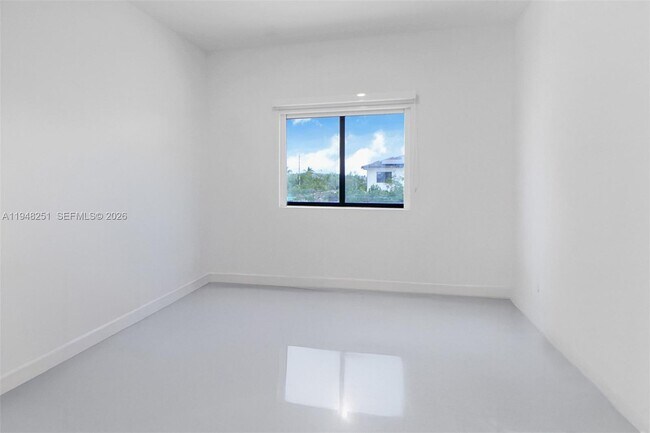 Building Photo - 320 NW 13th Ct