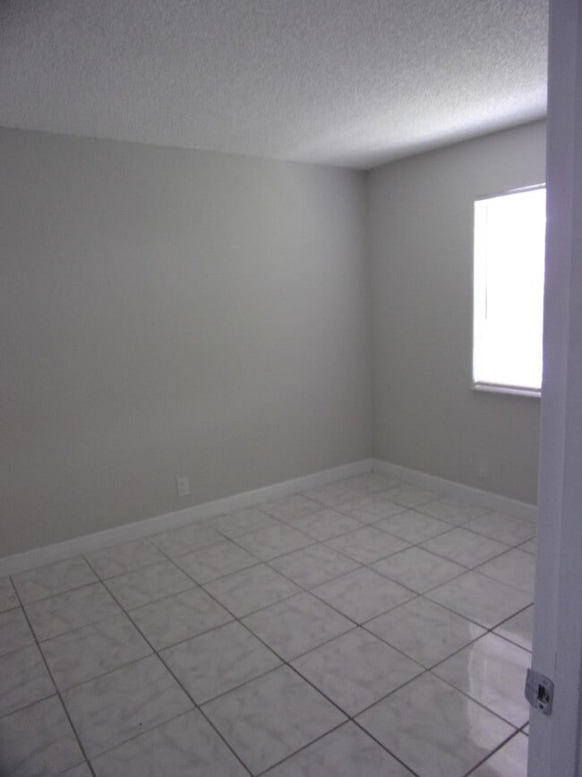 Building Photo - 1505 SE Royal Green Cir
