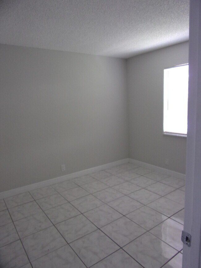 Building Photo - 1505 SE Royal Green Cir