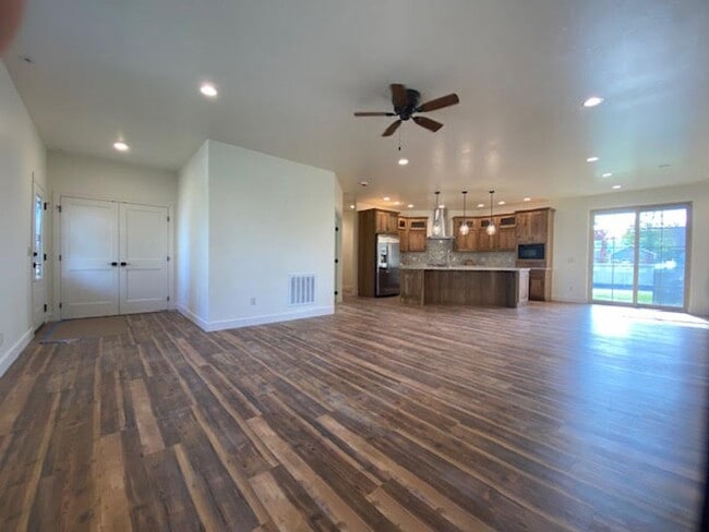 Building Photo - Beautifully Designed 3 Bed Home