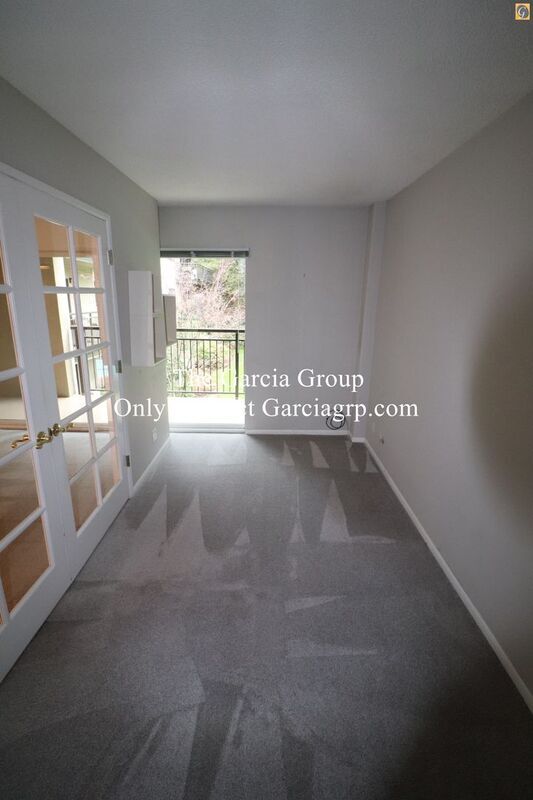 Building Photo - 2393 SW Park Pl