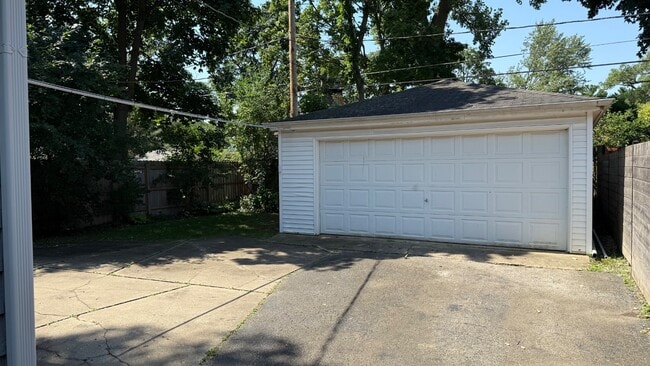 Building Photo - 558 Broadview Ave