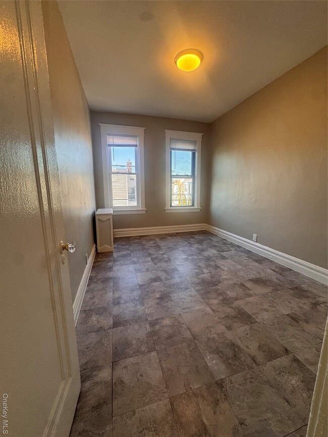 Building Photo - 583 Van Nest Ave